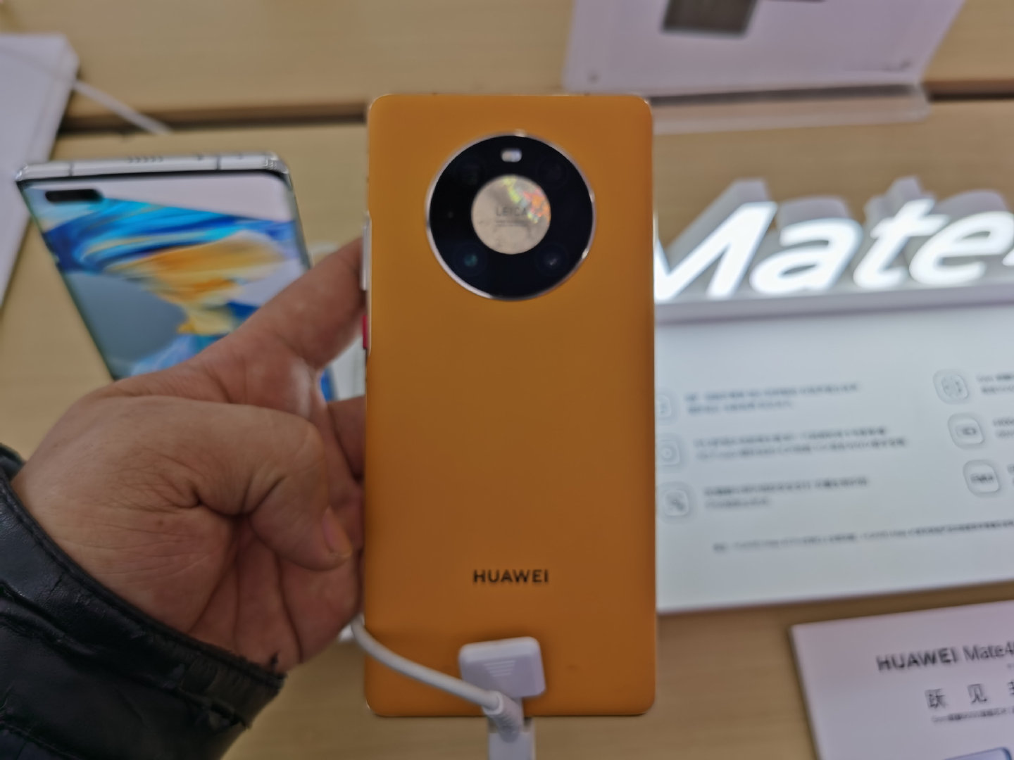 4999元爵士华为mate40和贵妇三星s21该选谁