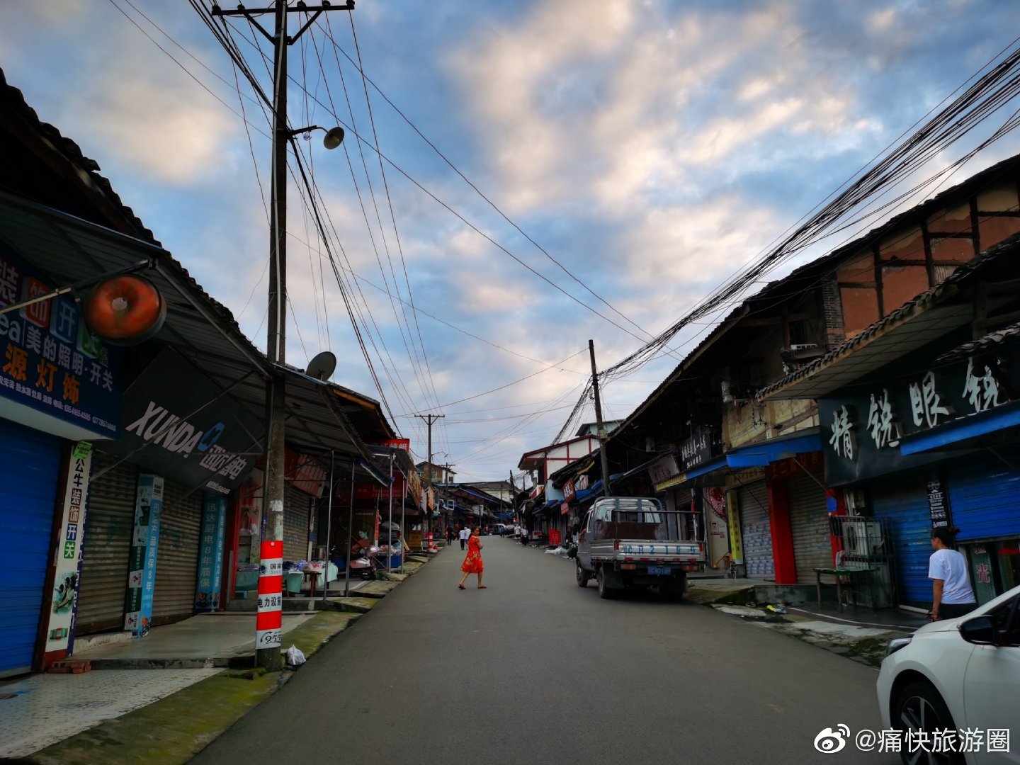 行走在自贡大山铺老街的黄昏里