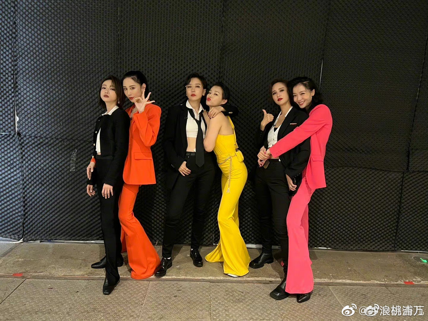 胡杏儿晒的乘风破浪姐姐合照,怎么办视线内只有三个彩色的