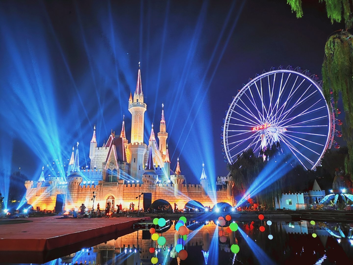 2万步77完成 带3只打卡夜场的@北京石景山游乐园 , 凑一个9图