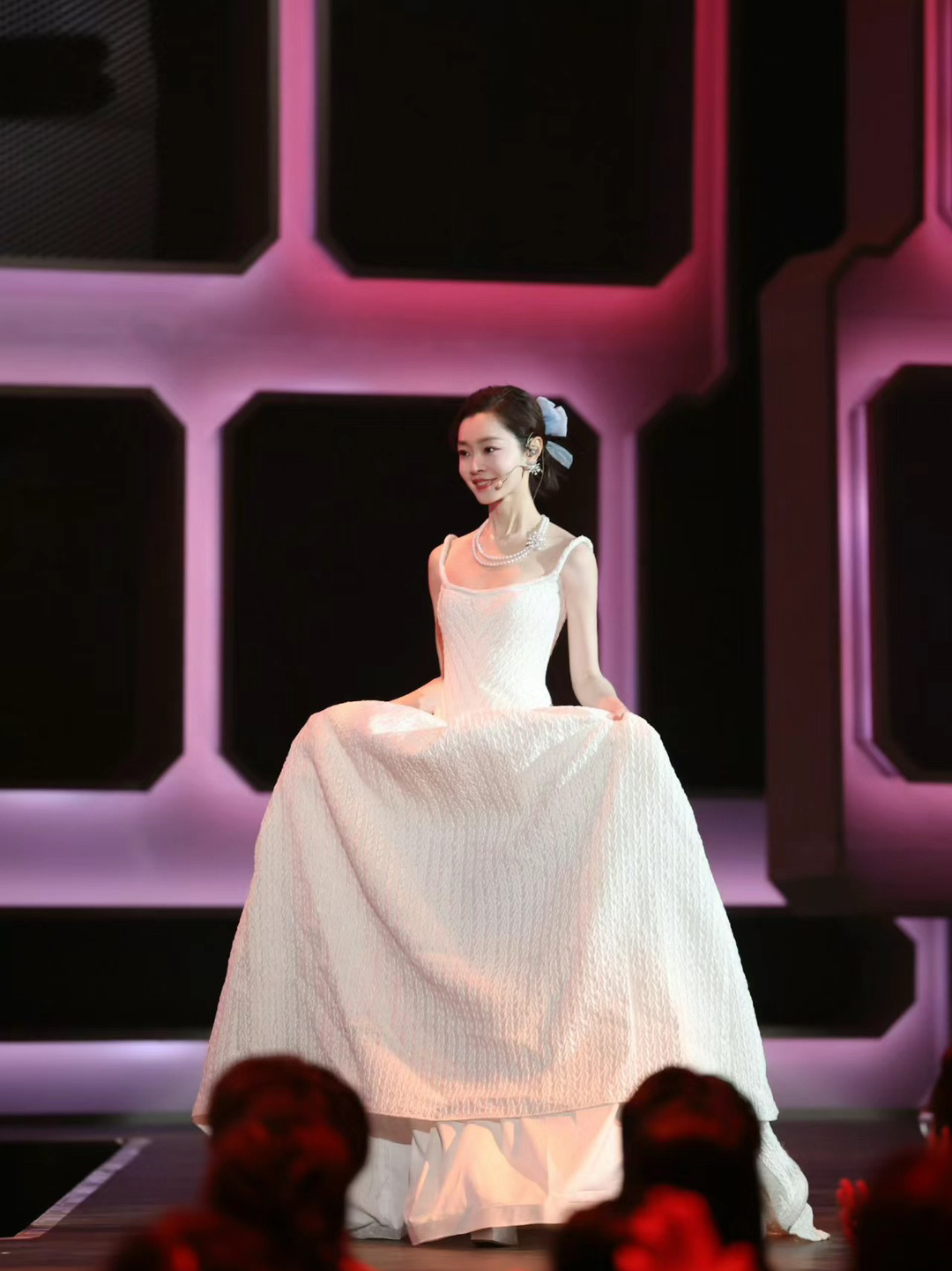 宋轶喜聚之夜白色吊带长裙好美,妥妥滴小公主