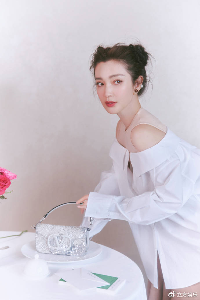 李冰冰最新写真大片甜美俏皮 手拿鲜花少女感十足|李冰冰|鲜花|少女