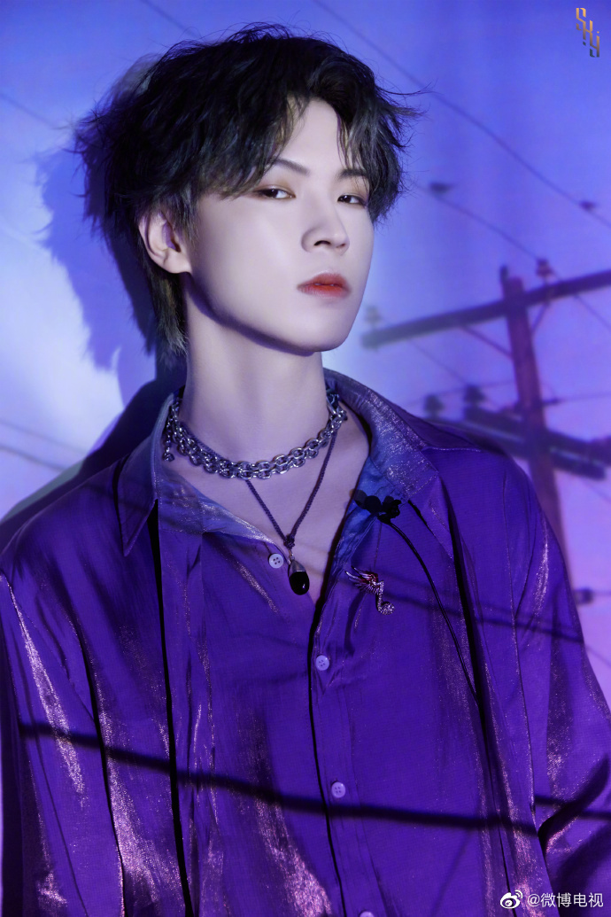 酷漾家族@sky-李希侃 身着紫色衬衣亮相本期开场秀舞台