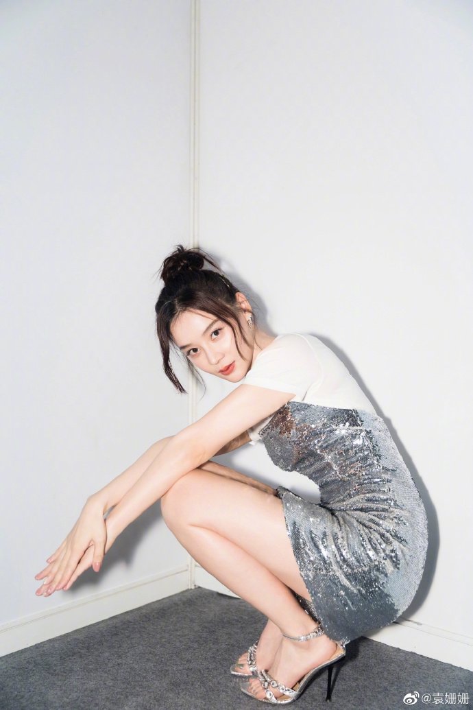 袁姗姗白t混搭亮片裙可酷可甜 身姿窈窕秀长腿曲线诱人