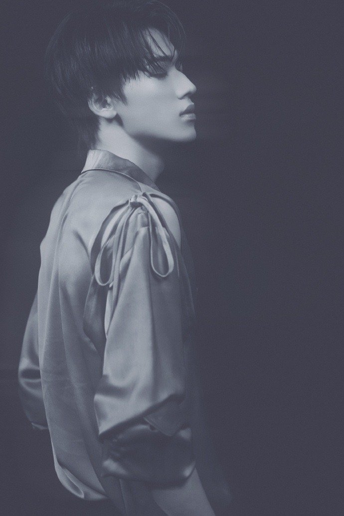 宋亚轩露肩衬衫大片好蛊好会这喉结和手臂线条我直接爱住