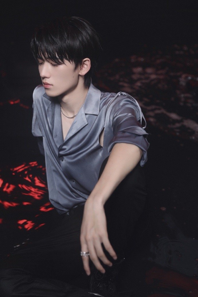 宋亚轩露肩衬衫大片好蛊好会这喉结和手臂线条我直接爱住