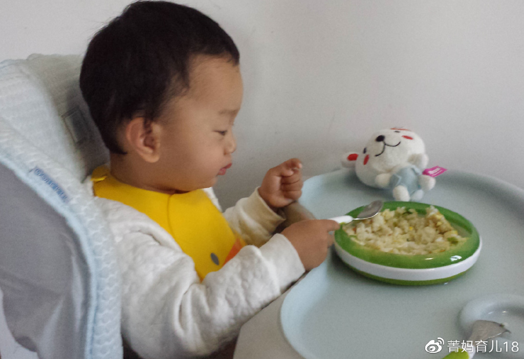 自主进食能提高宝宝的智商和自信，几时开始？家长怎么帮助孩子休闲区蓝鸢梦想 - Www.slyday.coM