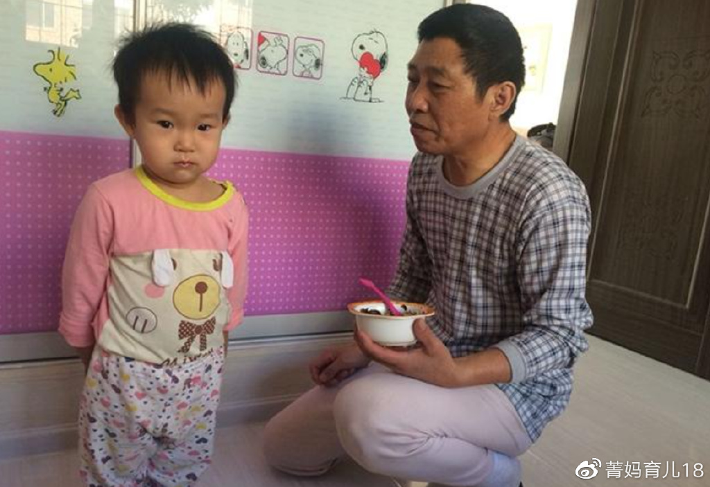 自主进食能提高宝宝的智商和自信，几时开始？家长怎么帮助孩子休闲区蓝鸢梦想 - Www.slyday.coM