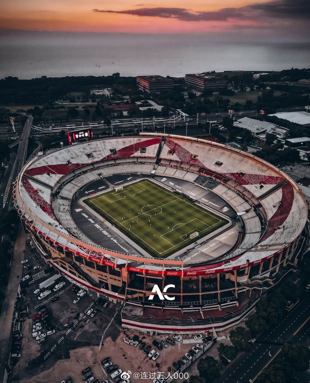 这里就是纪念碑球场,与糖果盒齐名,这里的德比火星撞地球!