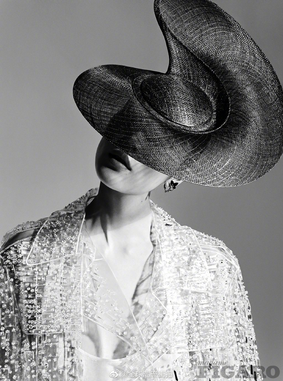 刘雯 ×《madamefigaro》三月刊封面,摩登又前卫,满满的力量感.