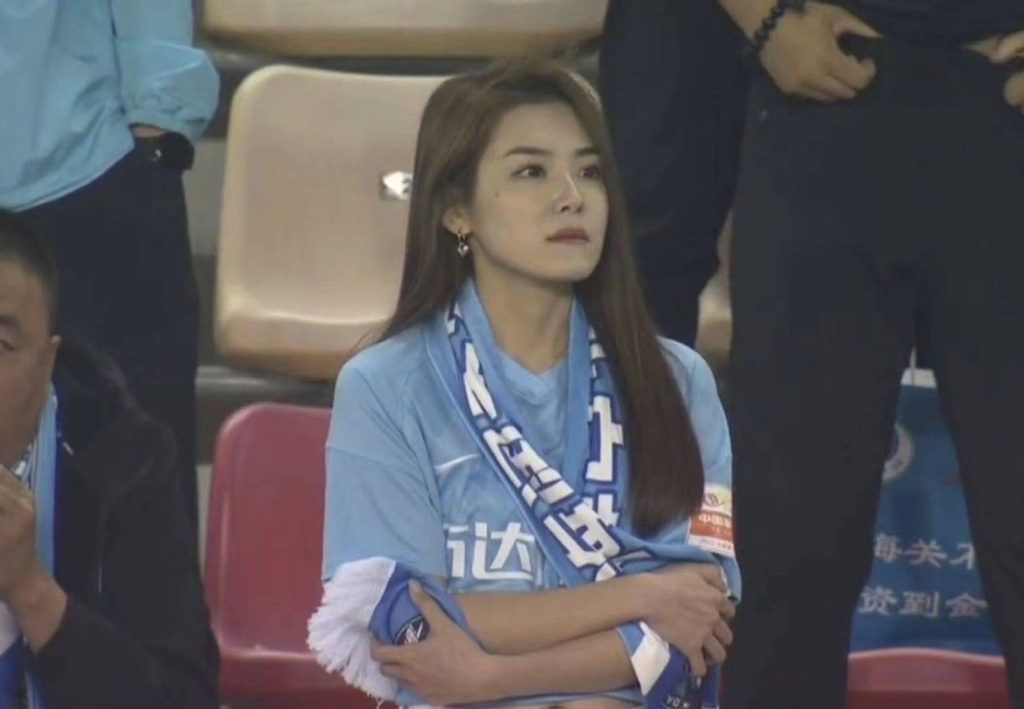 你喜欢哪一个?球迷点赞“导播”,与美女球迷有关,人数真不少休闲区蓝鸢梦想 - Www.slyday.coM 你喜欢哪一个?球迷点赞“导播”,与美女球迷有关,人数真不少休闲区蓝鸢梦想 - Www.slyday.coM