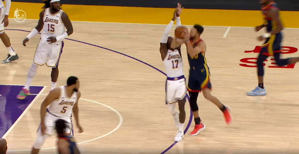 立定跳远库里造犯规肘部打到施罗德下巴乌布雷躲在身后偷笑