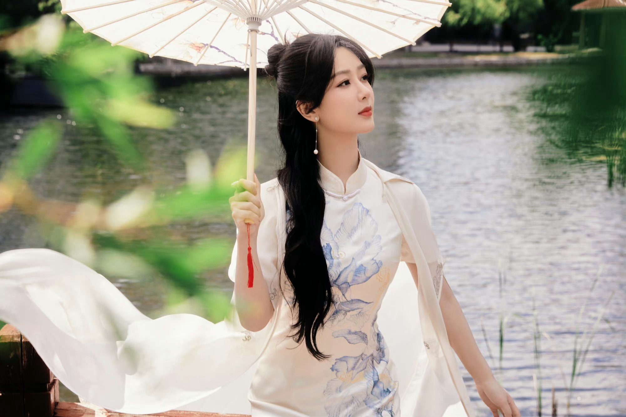 旗袍美人杨紫白色淡蓝色绣花旗袍搭配长发侧边而下