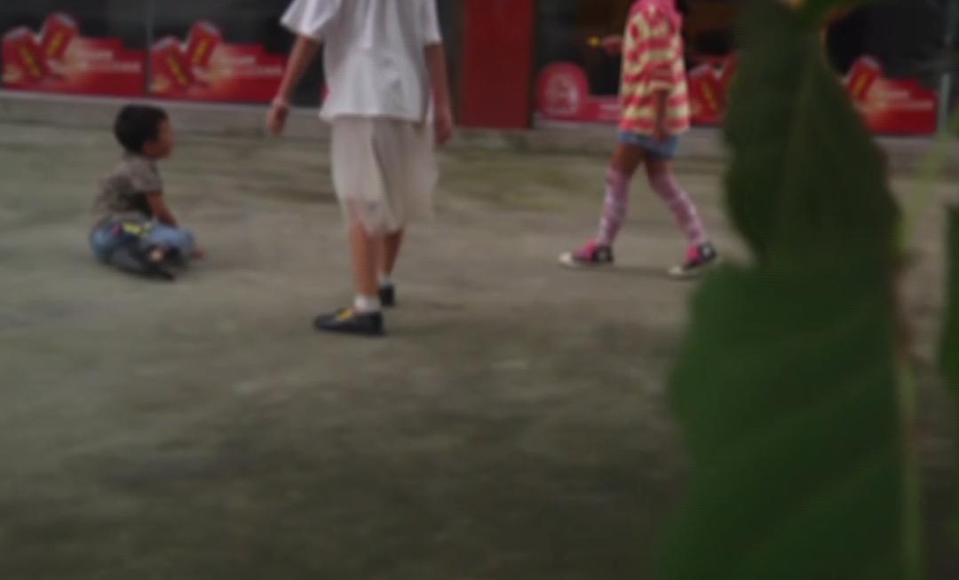 故意高空抛物砸伤楼下小孩！贵州一七旬老人专对孩子下手……法院宣判！休闲区蓝鸢梦想 - Www.slyday.coM
