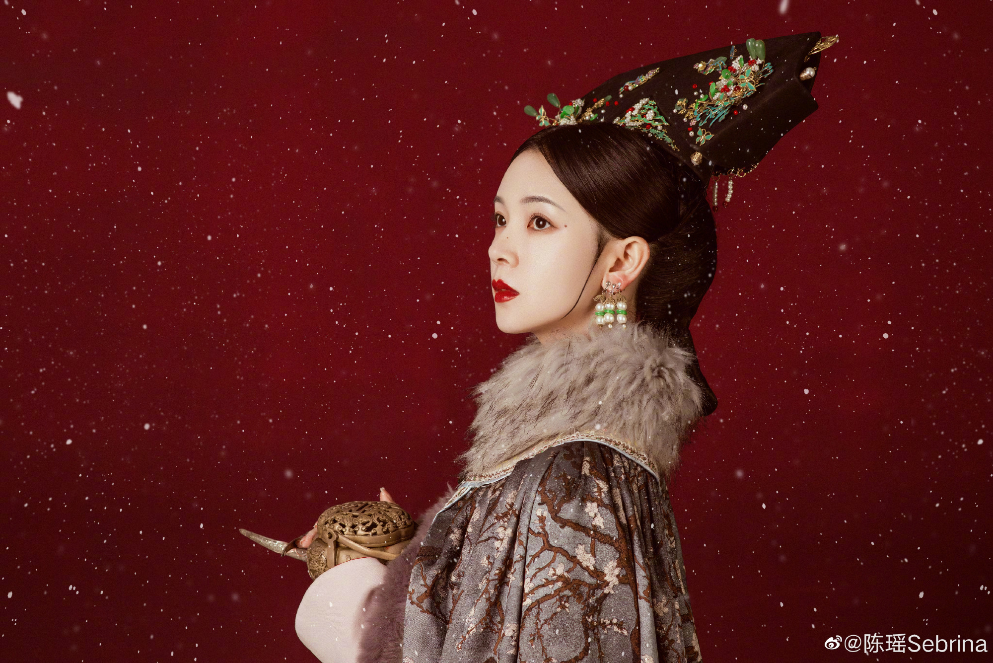 陈瑶最新清装大片,古风古色,矜贵优雅,瑶妹的气质绝了!