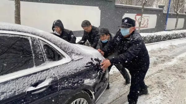 今天冰墩墩雪容融陪我站岗