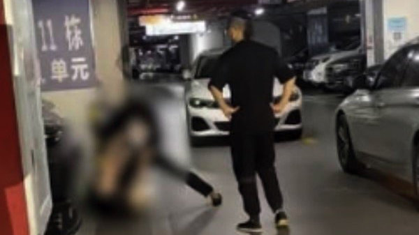 小伙围观俩女打架走开被指冷漠?庆幸的是,这次评论区明白人挺多|黑衣|明白人|妇女节|围观|小伙_新浪新闻