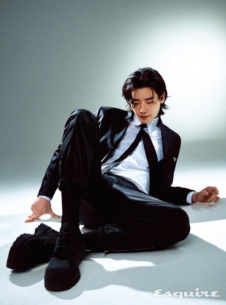 李钟硕 x《esquire korea》,魅力男孩留着中长发帅气归来
