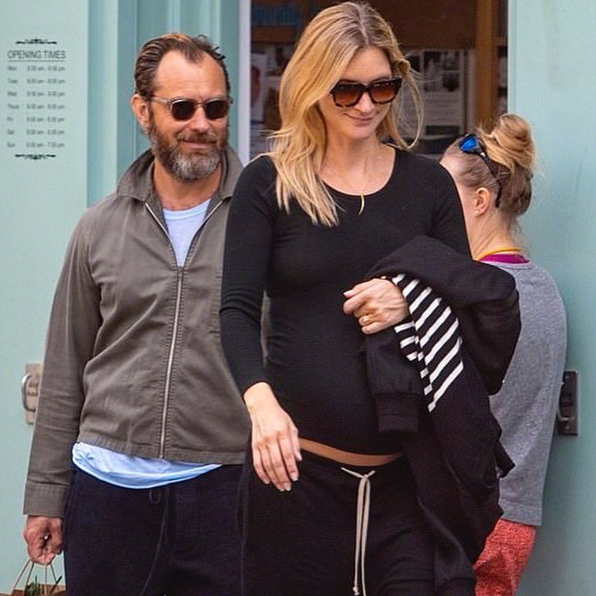 47岁的裘德·洛(jude law)和32岁的妻子phillipa coan在伦敦外出购物