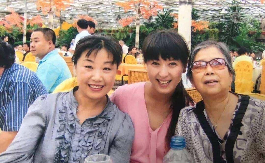 闫学晶:2段婚姻3个孩子,和继女母女情深,46岁生二胎|闫学晶|林越|父母