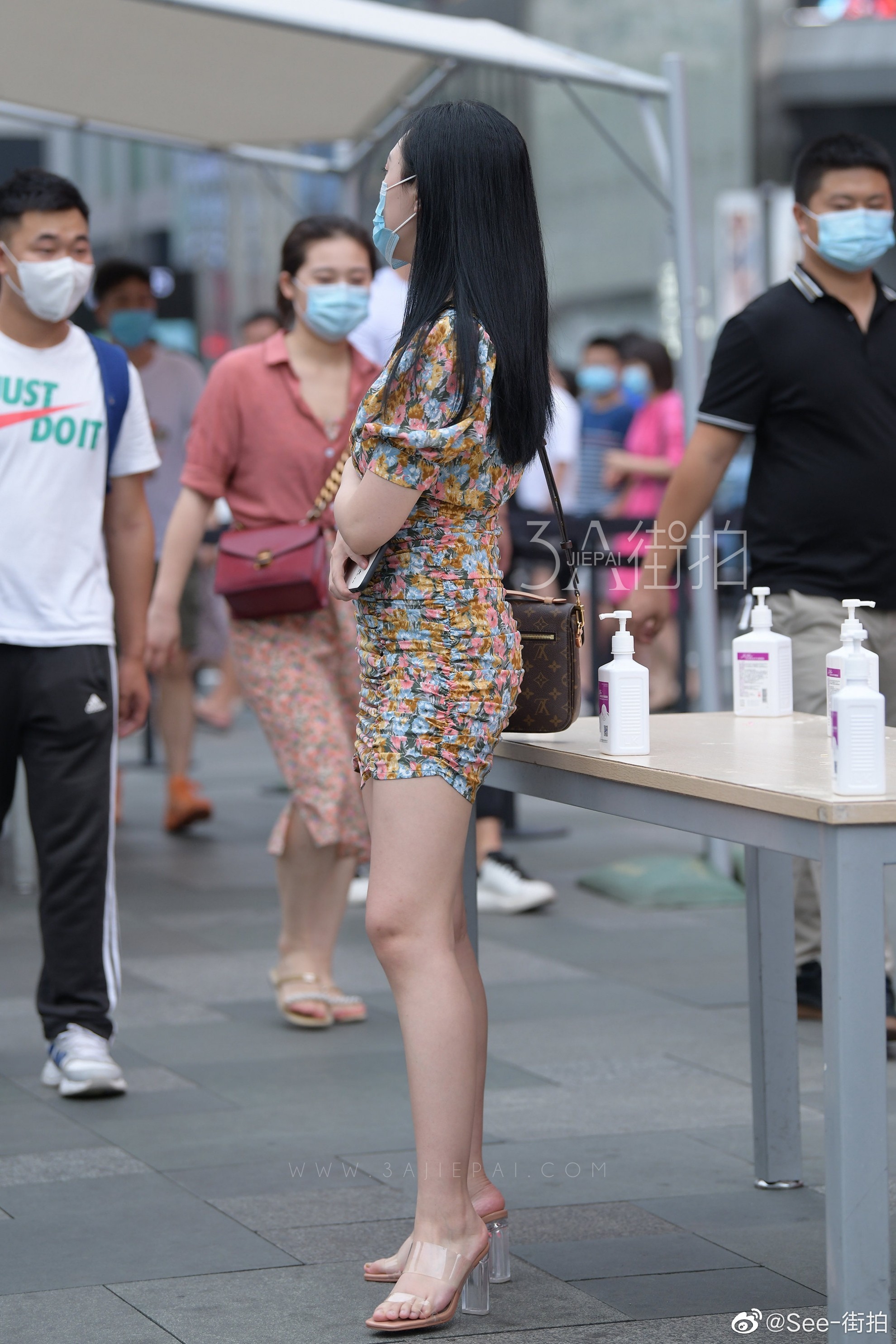 褶皱连衣裙小姐姐_高清图集_新浪网