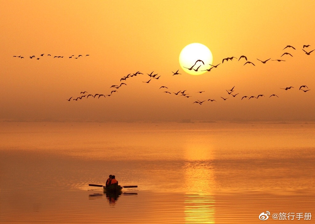 “落霞与孤鹜齐飞,秋水共长天一色”