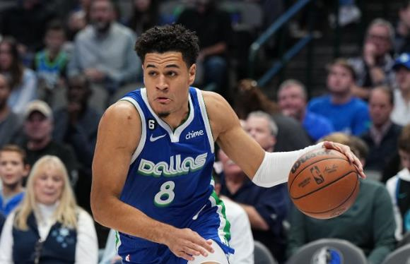 比赛中,独行侠的后场新星约什-格林(josh green)表现出色,他全场出场