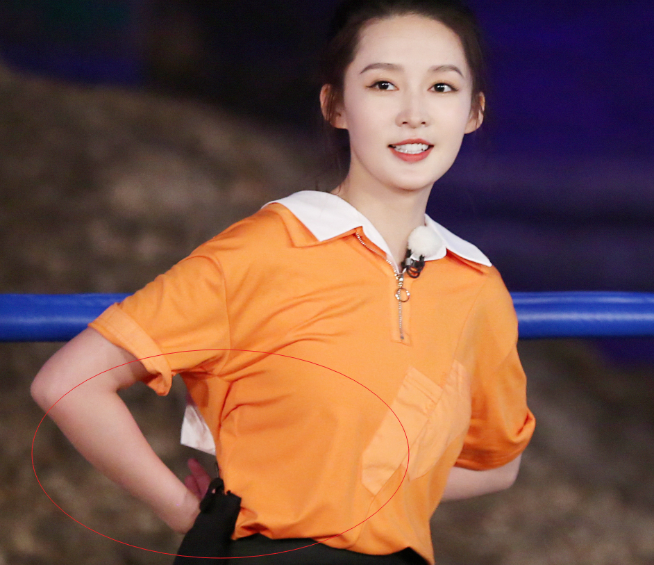 李沁录制跑男,在游戏环节发现领口拉的太大,处理方式从容不迫