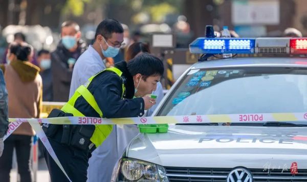 上海暂停跨省团队旅游及“机票＋酒店”业务！现场直击中风险小区：他们1分钟也没合眼…休闲区蓝鸢梦想 - Www.slyday.coM