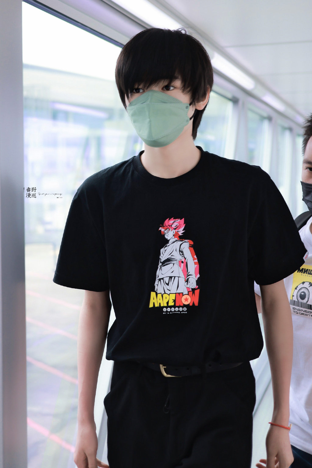 宋亚轩今日份机场照96 all black穿搭 绿色口罩,清新又帅气