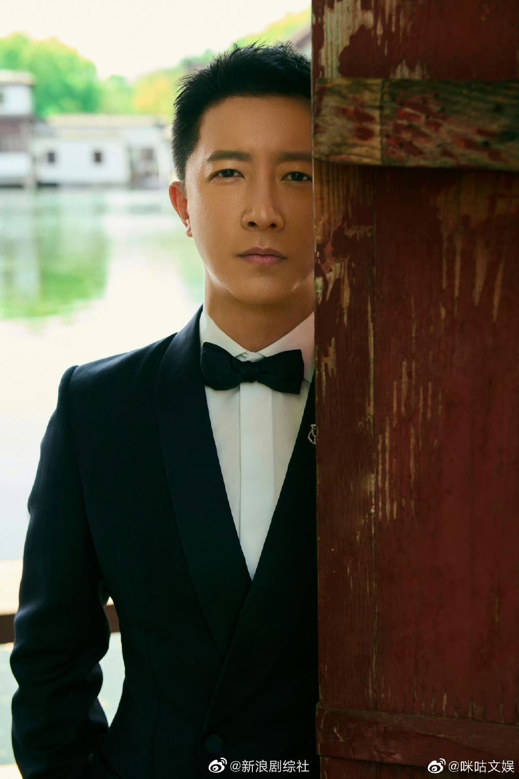 演员@韩庚 以一身深蓝色西装出席电影盛典,西装搭配领结……__财经