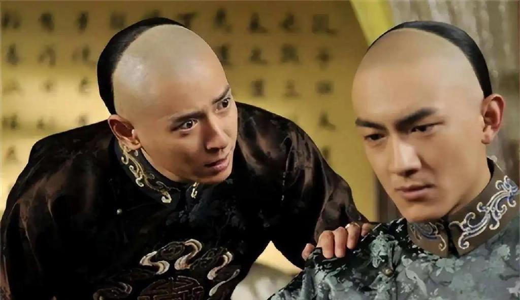 可是,如果他真蠢的话,又很难解释康熙帝升他当直亲王,还掌管八大山庄