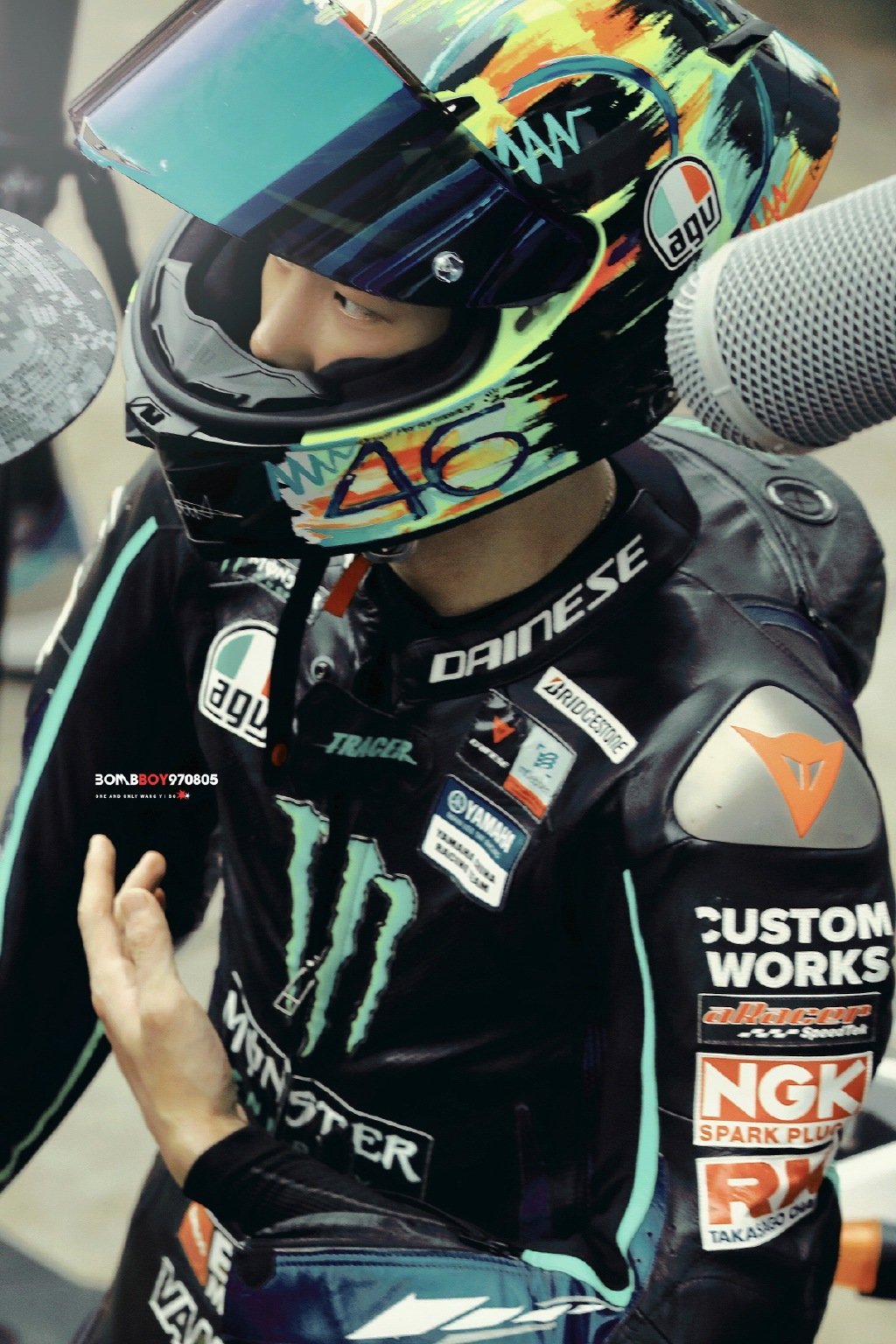 王一博戴鸭舌帽和墨镜,身着机车服,造型又酷又帅