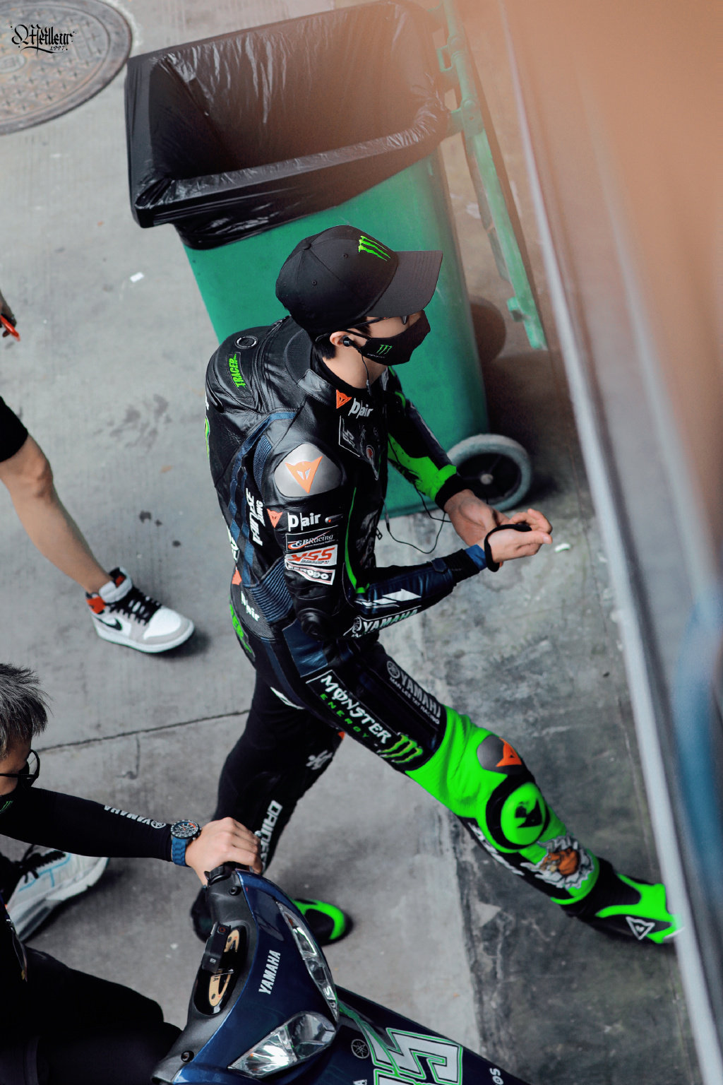 王一博戴鸭舌帽和墨镜,身着机车服,造型又酷又帅