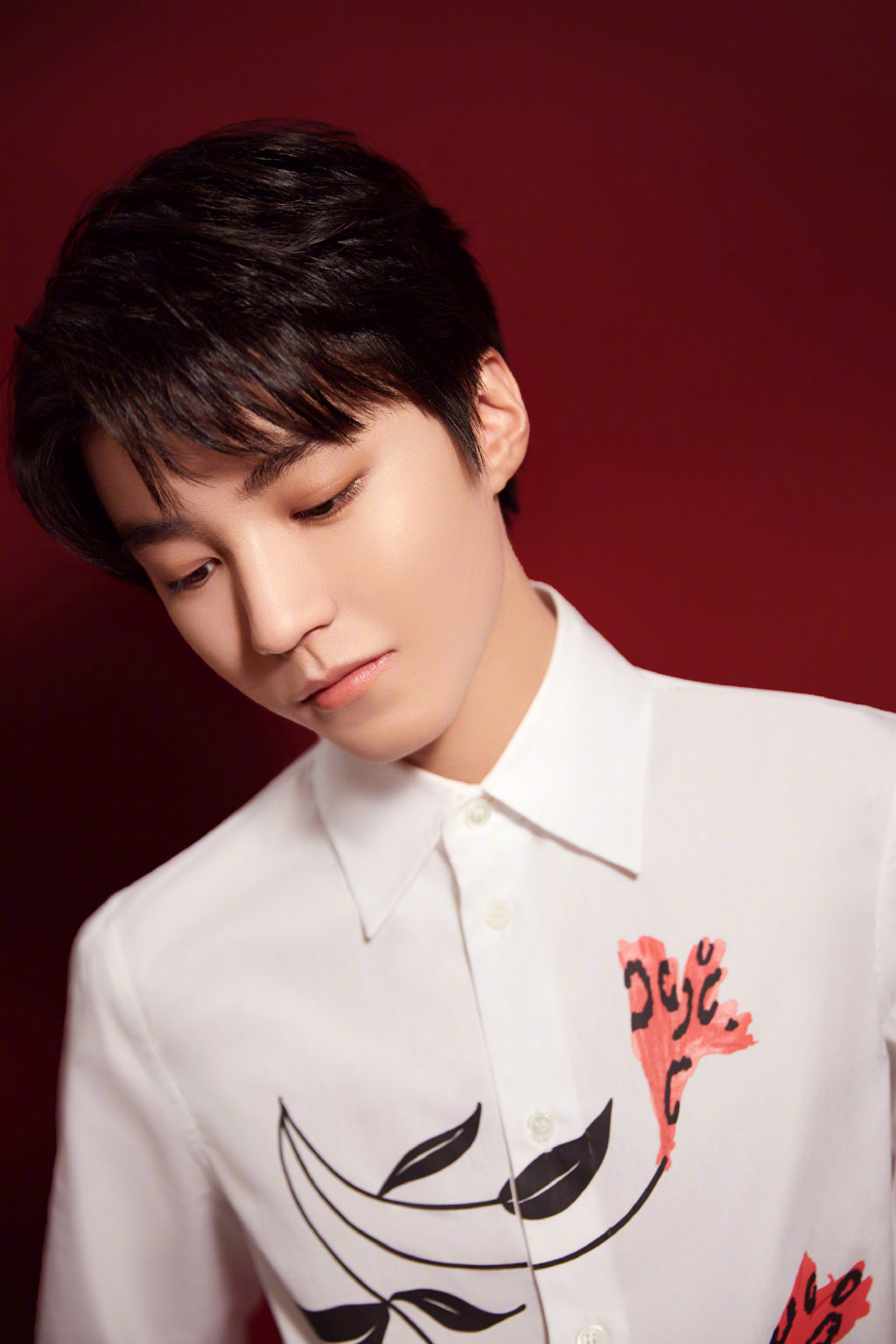 王俊凯穿着dior红色飞行员夹克,内搭marni印花白衬衫