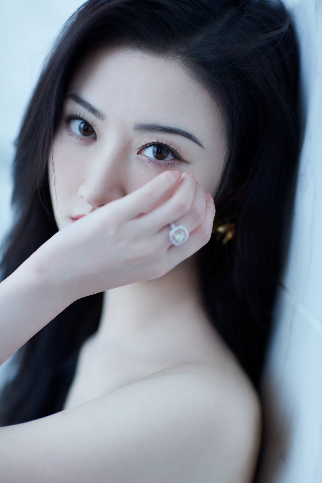 景甜 身穿黑色高开叉斜肩长裙,微卷长发搭配烈焰红唇,气质满分