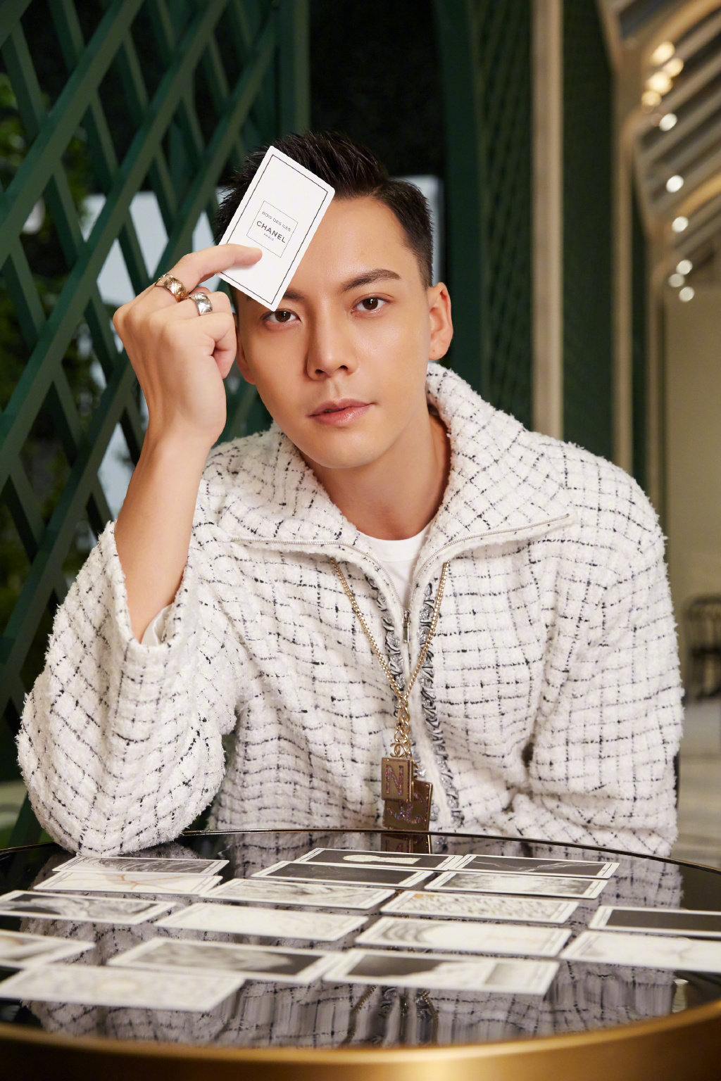 陈伟霆new shot白色软呢外套,coco……__财经头条