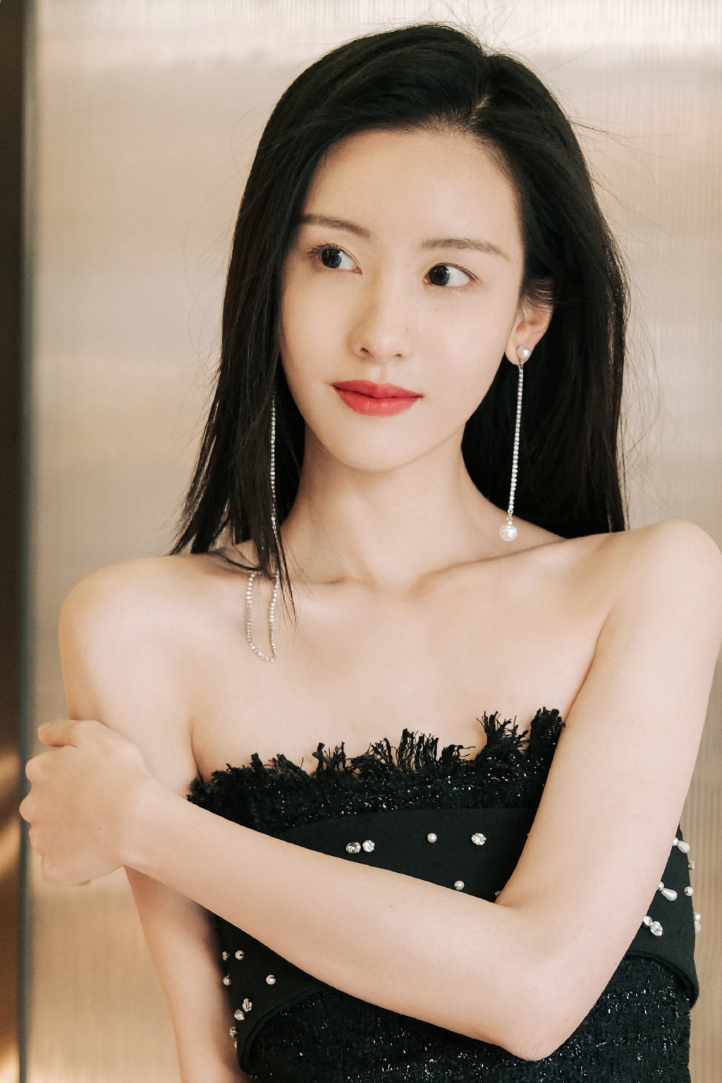 陈都灵 身穿黑色抹胸裙,带来一抹夏日清凉~__财经头条