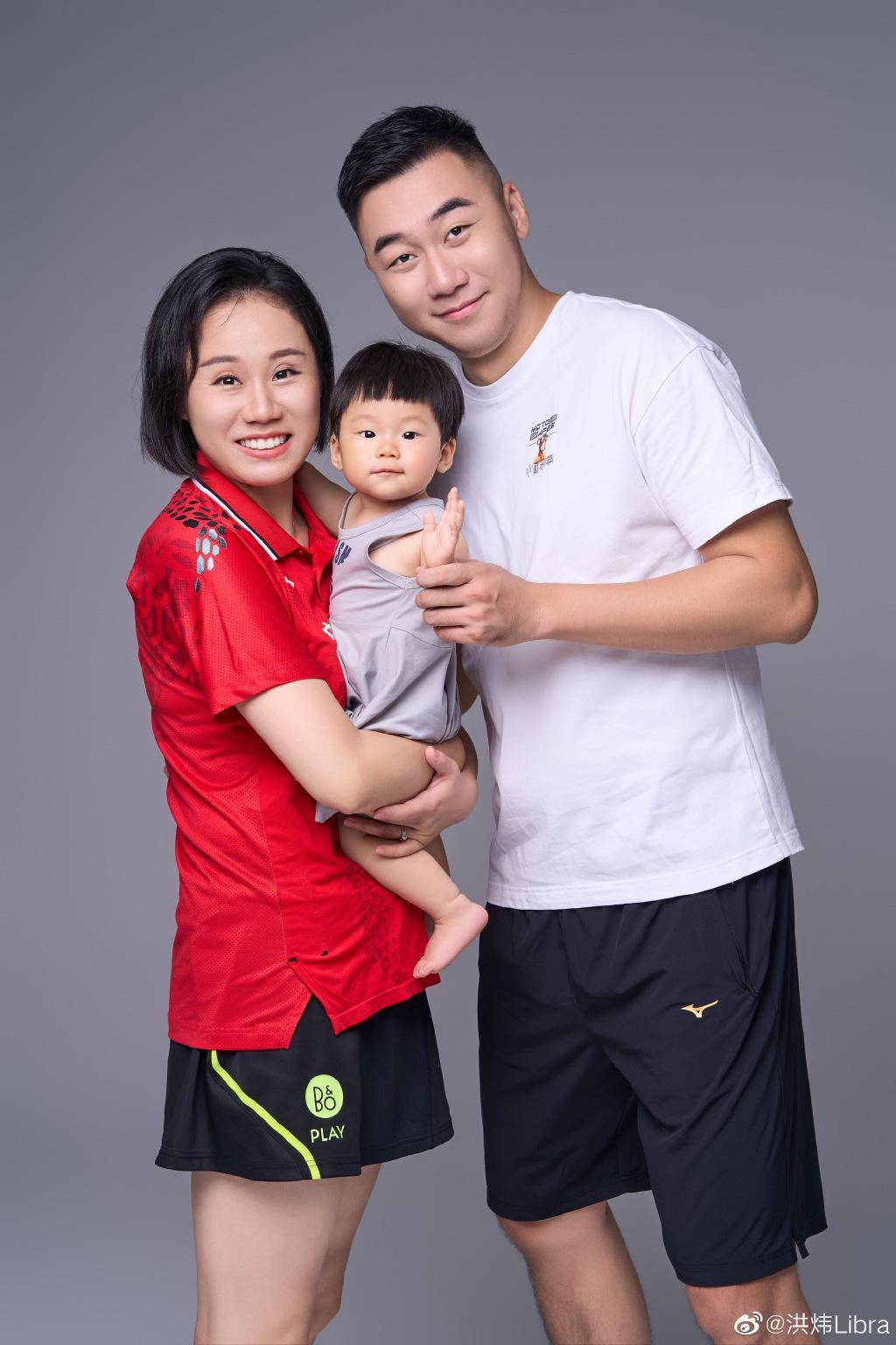 国羽世界冠军夫妇晒一家三口全家福,女儿长得像妈妈
