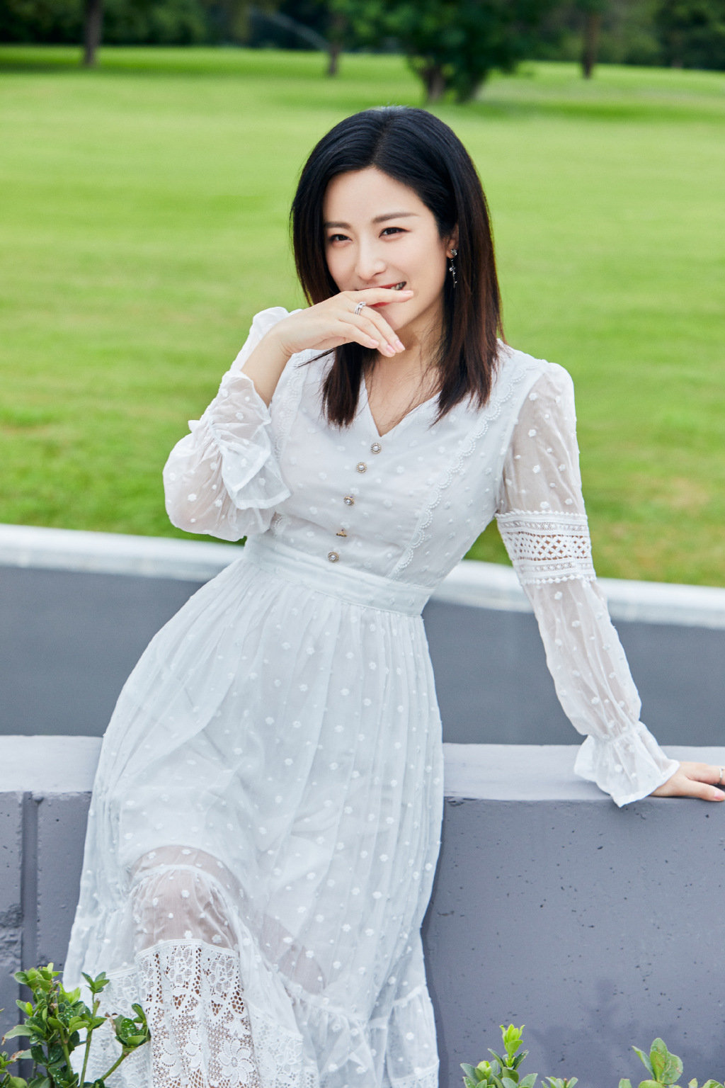 徐百慧一袭蕾丝连衣裙仙气满满