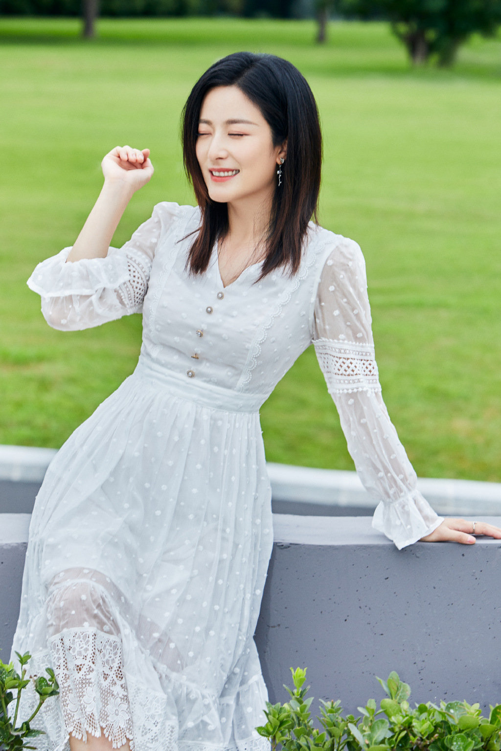 徐百慧一袭蕾丝连衣裙仙气满满