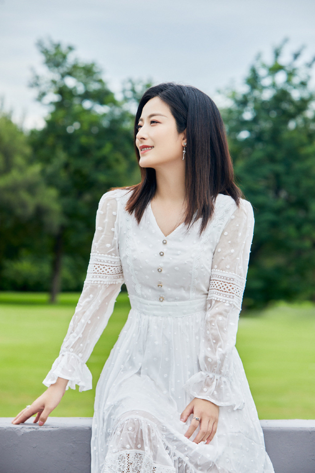徐百慧一袭蕾丝连衣裙仙气满满