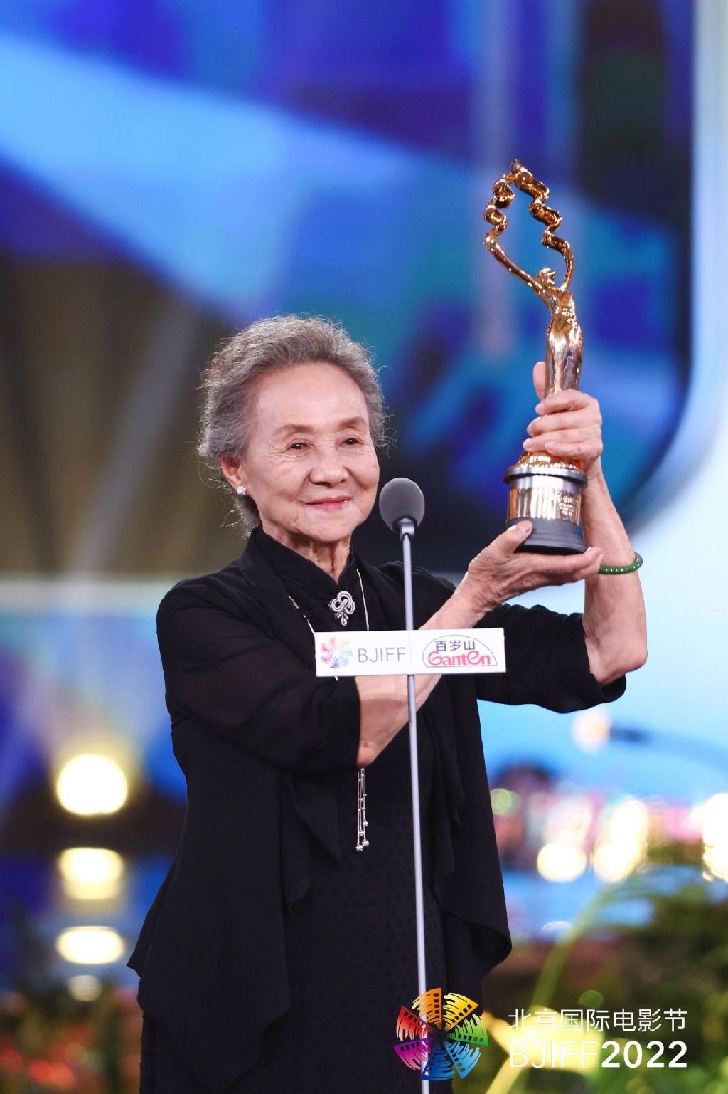 80多岁才得"影后"的三位女演员,有两位已经去世,一位84岁封后__财经