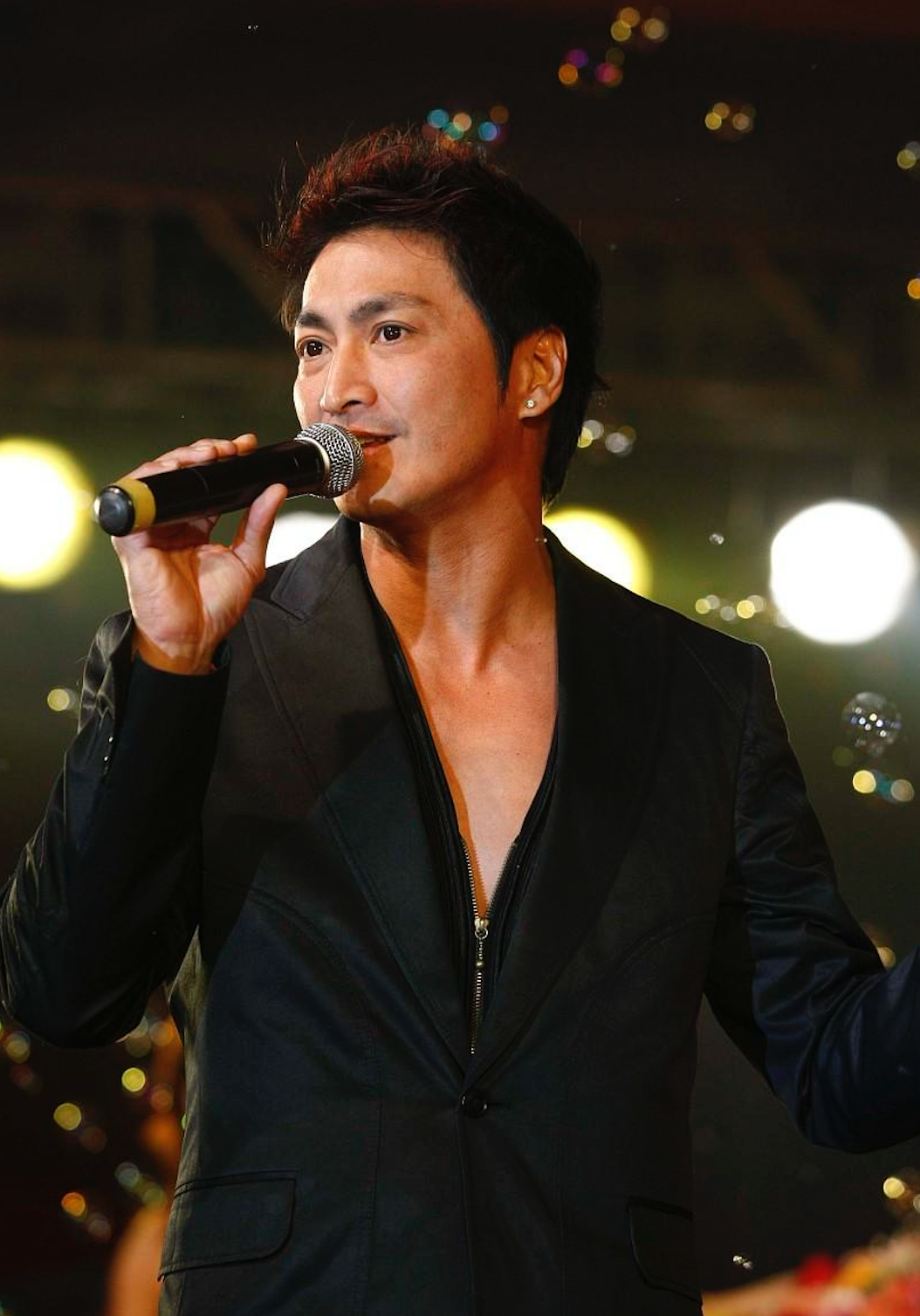 何家劲频频内地走穴捞金60岁颜值身材极佳转型商人身家过亿