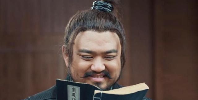 在《赘婿》里王成思扮演的耿护院是个管家,虽外表粗犷,但极具少女心