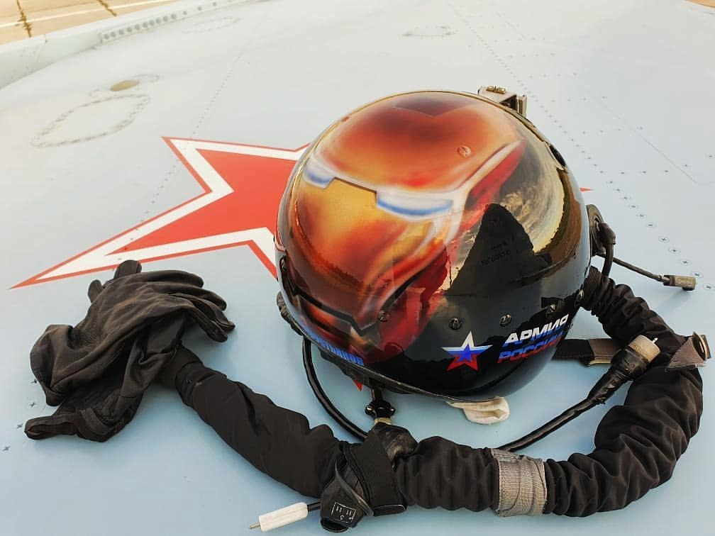 俄罗斯空天军飞行员的彩绘头盔,毛子网友说图1的图案有点不爱国