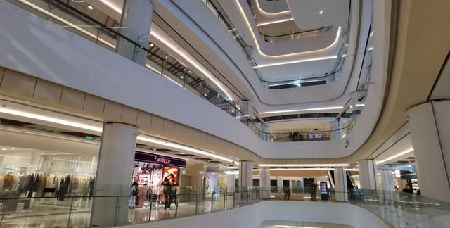 南昌也有一座王府井购物中心,人气不敌北京,设计精致但顾客稀少|王府