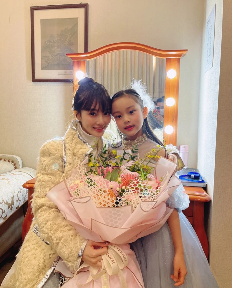 李小璐二月二为甜馨剪头烫发涂指甲服务周到母女共舞超自信