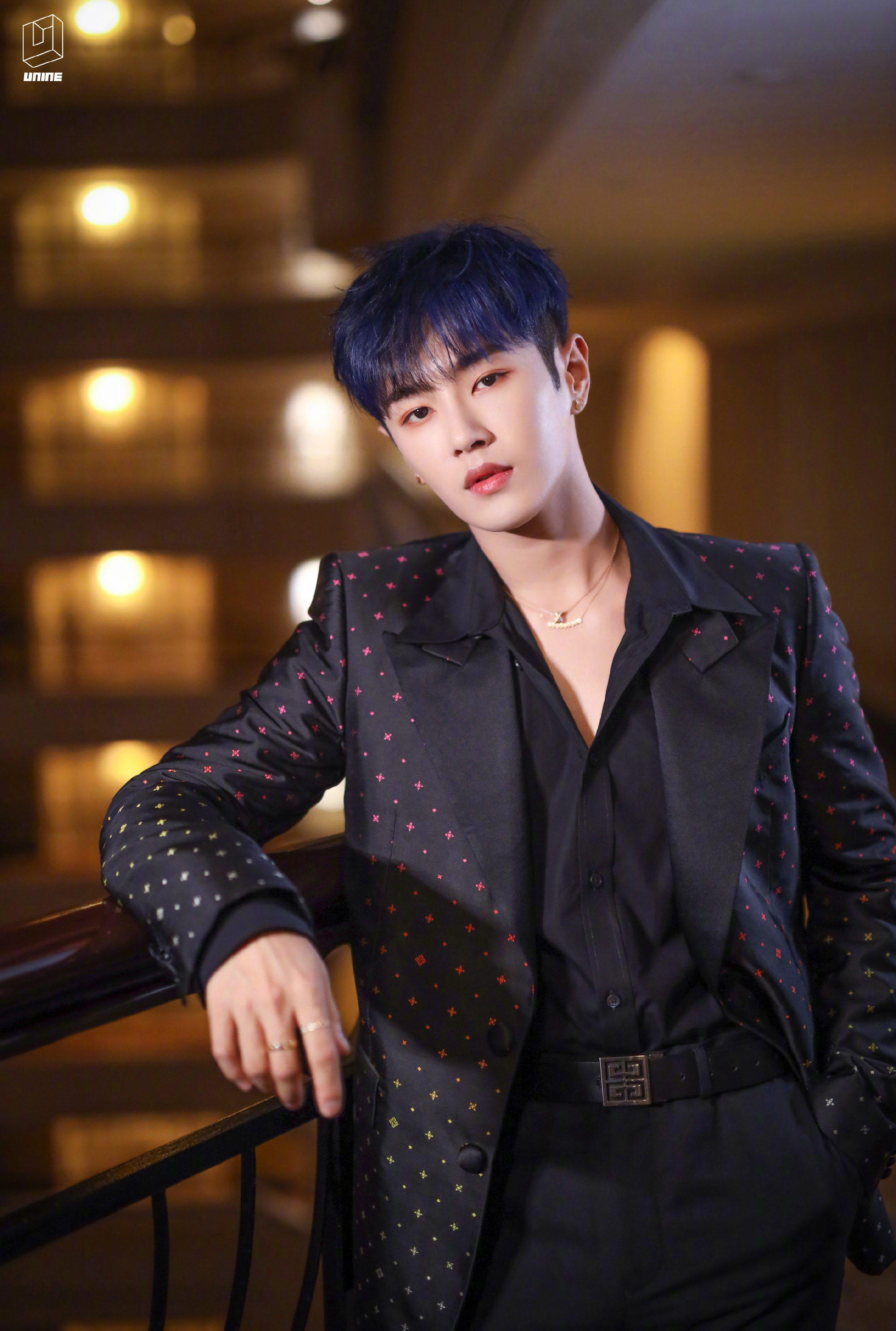 李汶翰今日活动造型把星空穿在了身上新发色也是帅哥标配