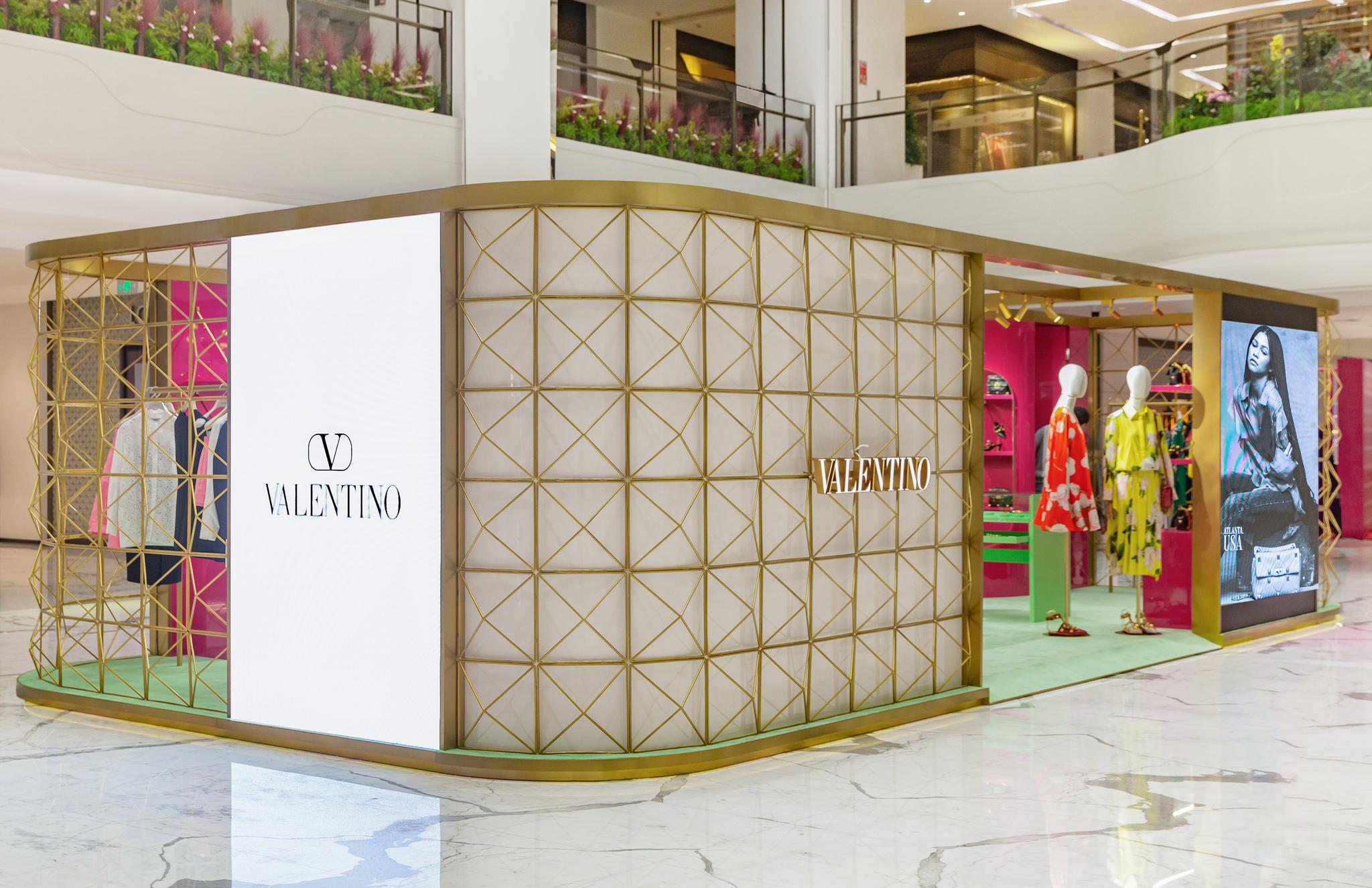 valentinoromanstud系列限时概念店在中国北京正式开幕